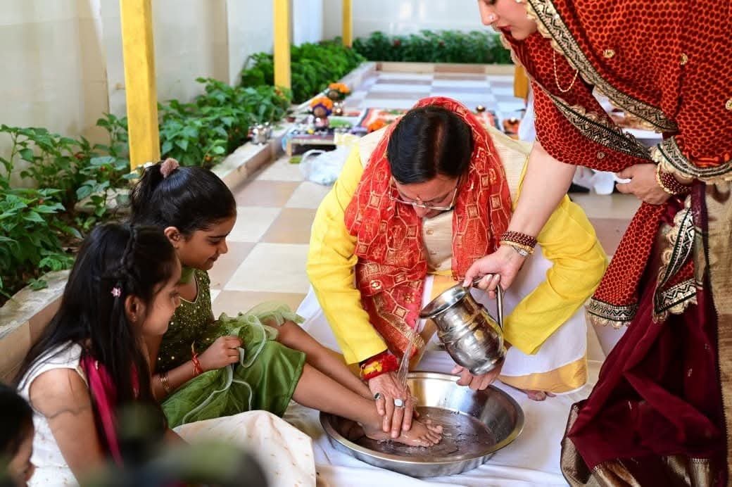 मुख्य सेवक आवास पर मुख्यमंत्री धामी ने किया कन्या पूजन, रामनवमी की दी शुभकामनाएं