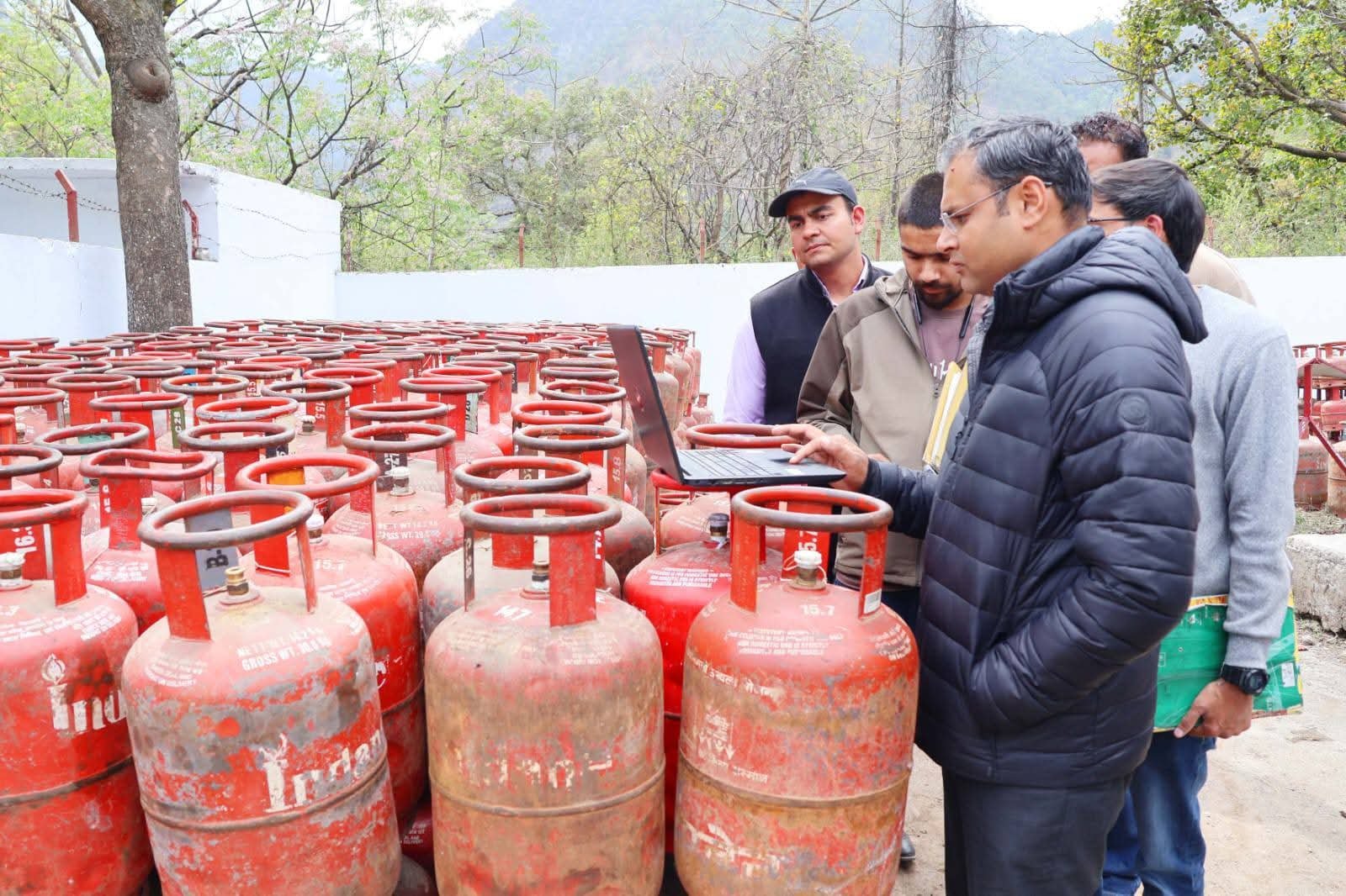 चमोली में घरेलू गैस की सप्लाई को लेकर डीएम ने किया निरीक्षण