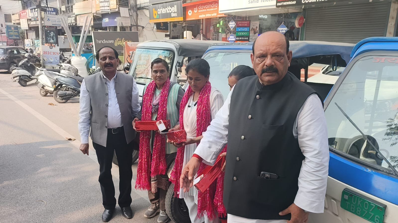 महिला दिवस की पूर्व संध्या पर कांग्रेस ने ई रिक्शा चलाकर स्वाभिमान से जी रही बेटियों का किया सम्मान