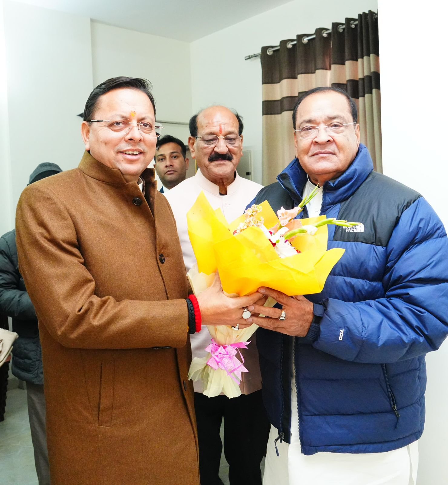 बजट सत्र से पहले नेता प्रतिपक्ष यशपाल आर्य से मिले सीएम धामी