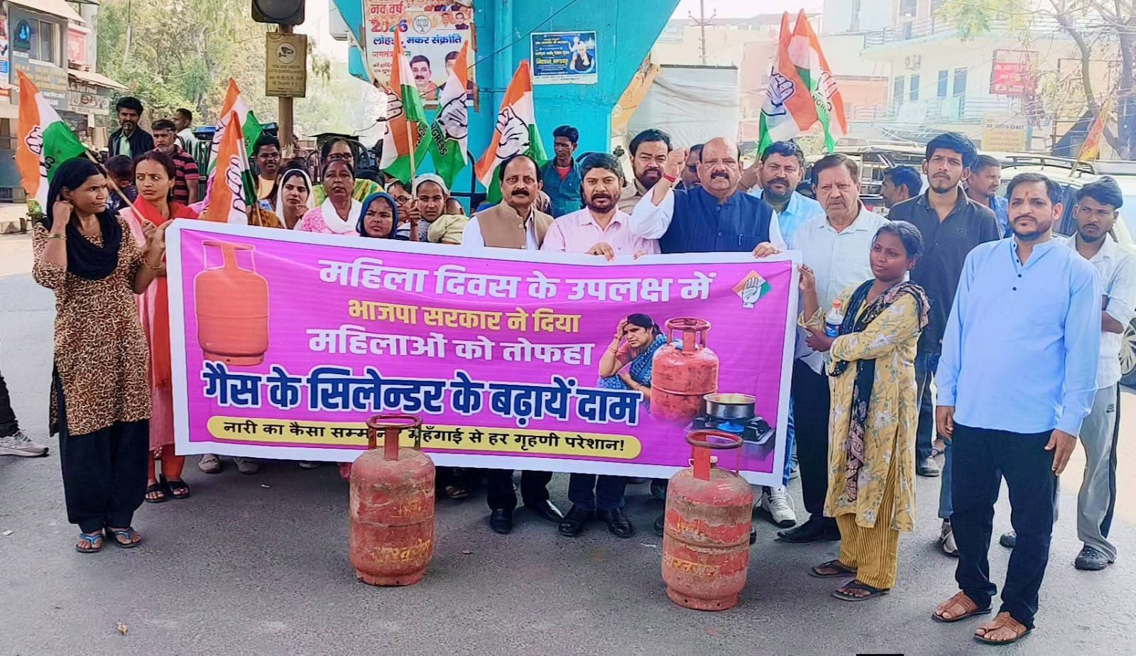 अंतरराष्ट्रीय महिला दिवस के मौके पर देहरादून में कांग्रेस का प्रदर्शन, महंगाई को लेकर जनता विरोध