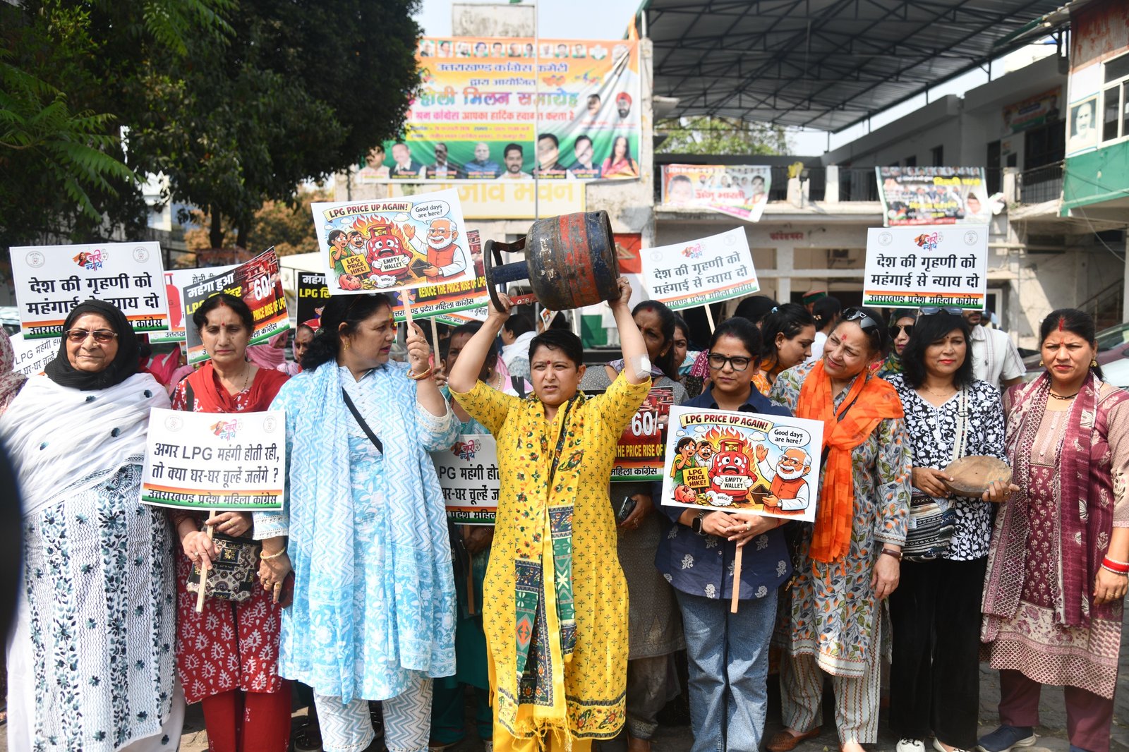 रसोई गैस की कीमत बढ़ी, महिला कांग्रेस ने किया प्रदर्शन