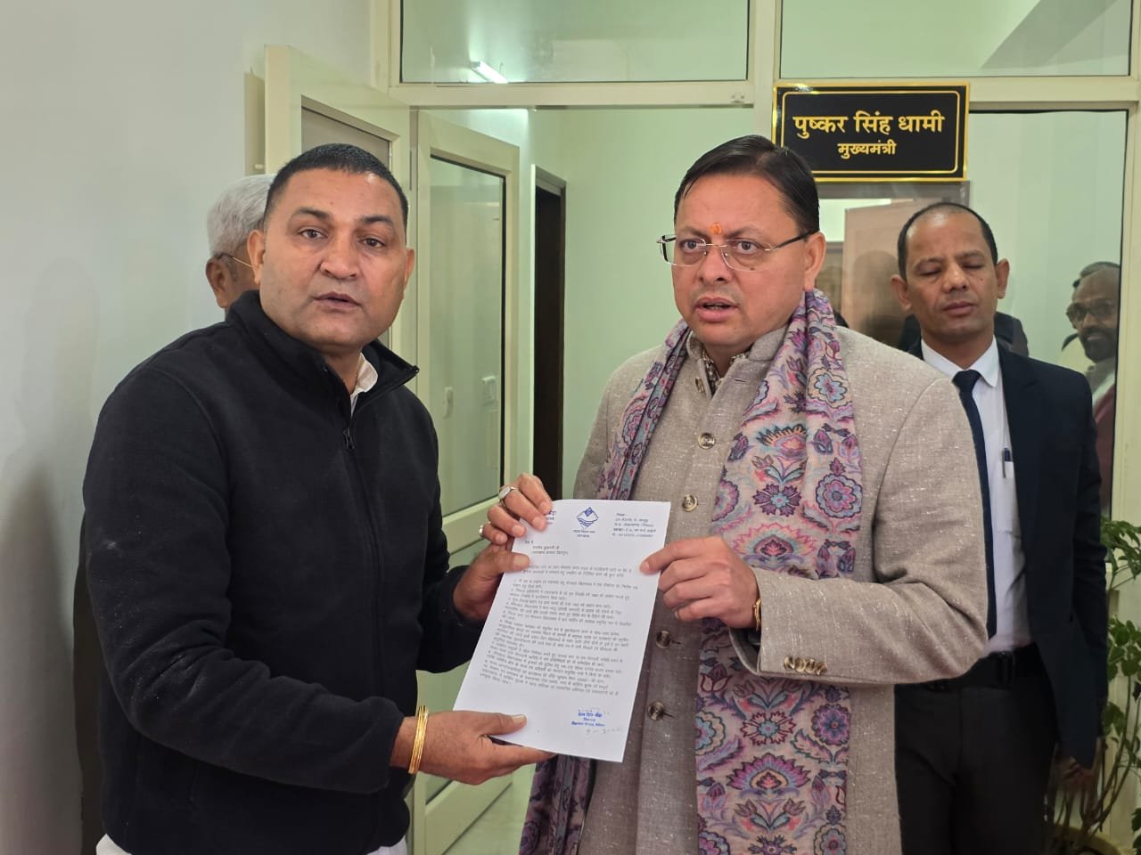विधानसभा सत्र के दौरान सीएम धामी से मिले विधायक राम सिंह कैड़ा, भीमताल विधानसभा की समस्याओं के समाधान के लिए सौंपा ज्ञापन