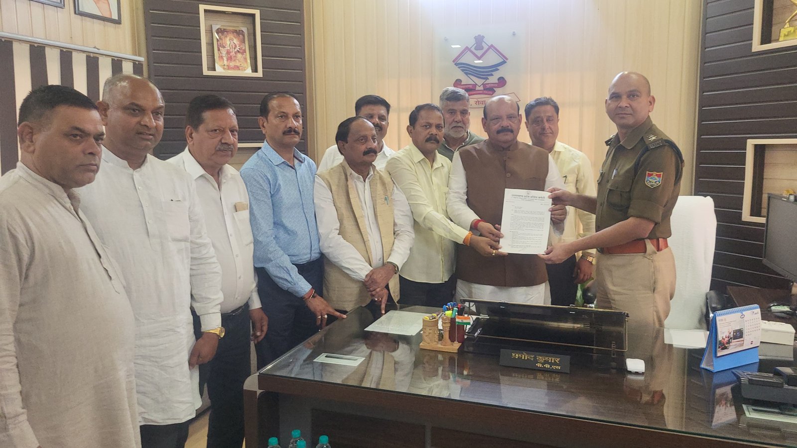 देहरादून में ट्रैफिक सुधारने के लिए कांग्रेस ने एसपी सिटी को सौंपा ज्ञापन