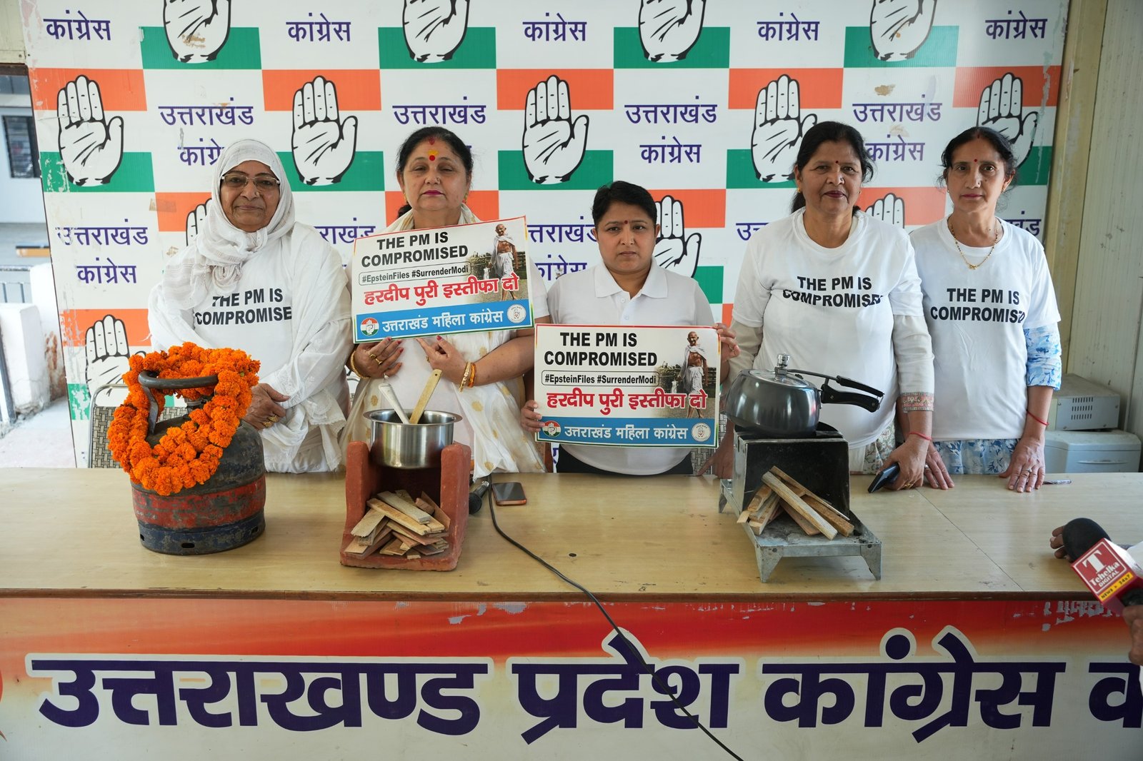 रसोई गैस के मुद्दे पर उत्तराखंड महिला कांग्रेस का मोदी सरकार पर निशाना