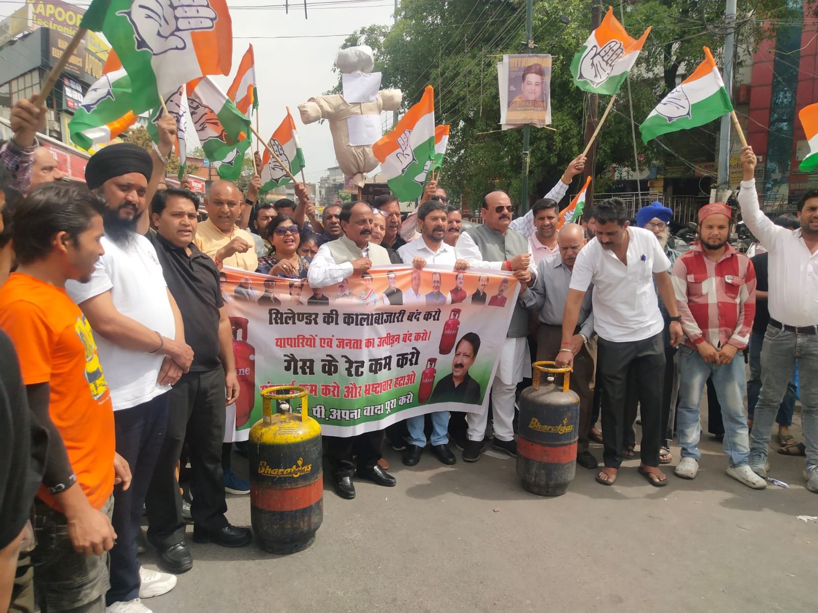 रसोई गैस की कालाबाजारी के खिलाफ देहरादून में कांग्रेस का प्रदर्शन