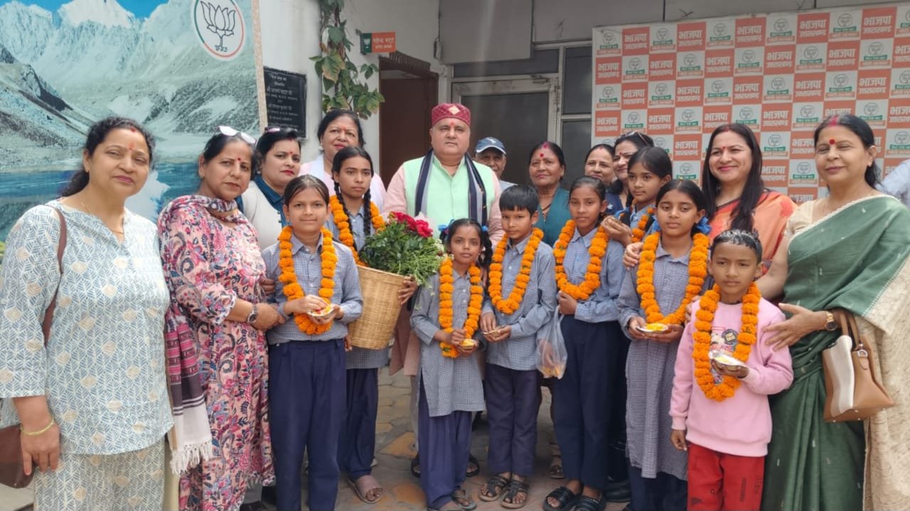 फूलदेई के मौके पर बीजेपी दफ्तर में बच्चों की मुस्कान