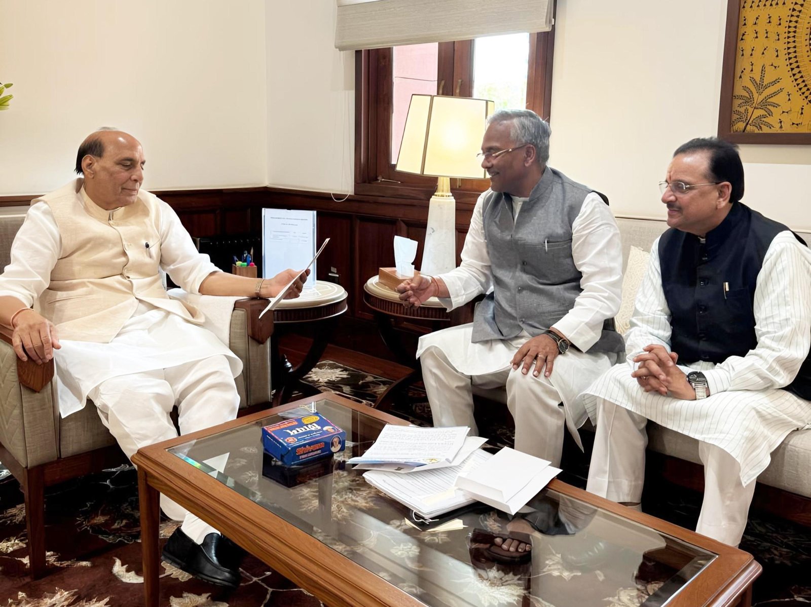 रक्षा मंत्री राजनाथ सिंह से मिले सांसद त्रिवेंद्र सिंह रावत, पूर्व सैनिकों से जुड़े मुद्दों पर चर्चा