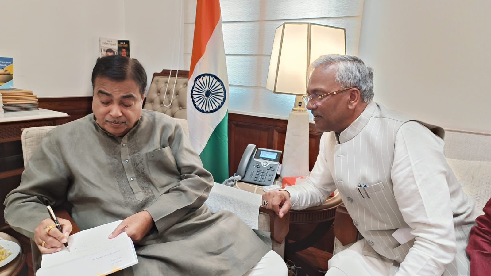 केंद्रीय मंत्री नितिन गडकरी से मिले सांसद त्रिवेंद्र रावत, अहम मुद्दों पर की बात