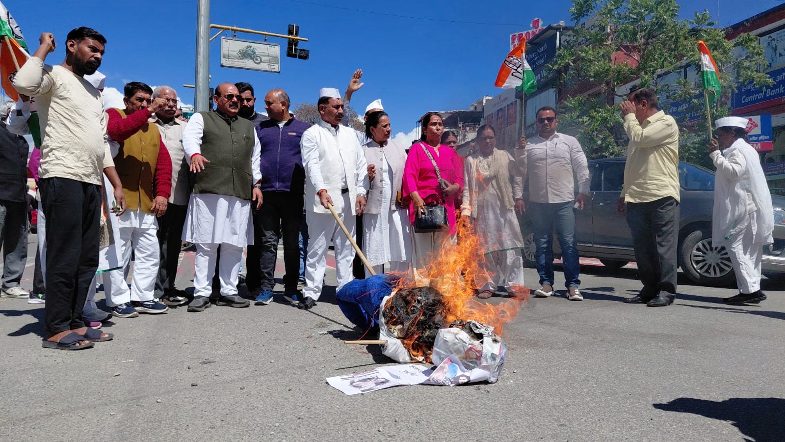 देहरादून में कांग्रेस ने फूंका कंगना रनौत का पुतला