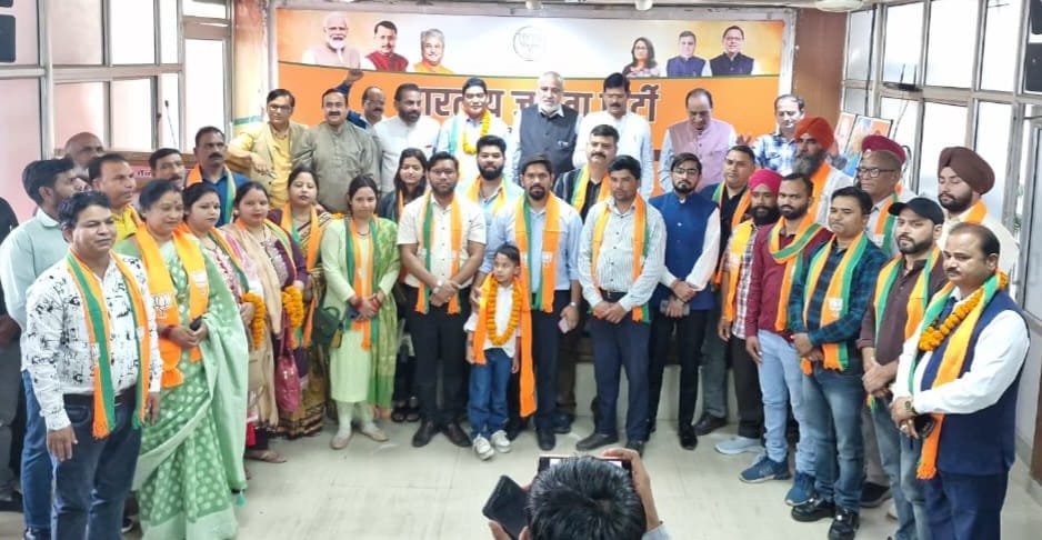 रिटायर्ड डिप्टी लेबर कमिश्नर ने ली बीजेपी की सदस्यता