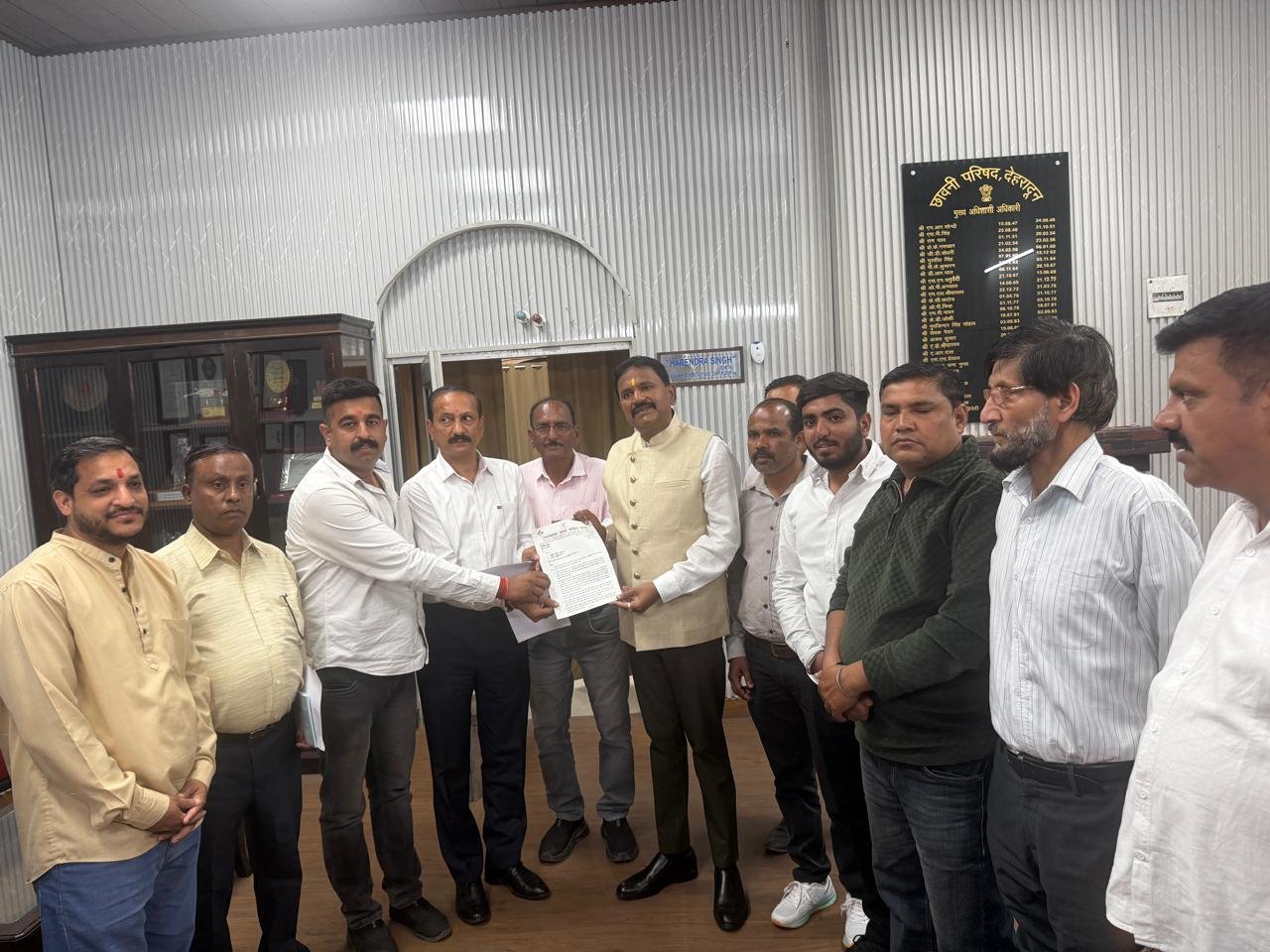 देहरादून के प्रेमनगर में बेहाली, कांग्रेस ने CEO कैंट को सौंपा ज्ञापन, समस्याएं दूर करने की मांग