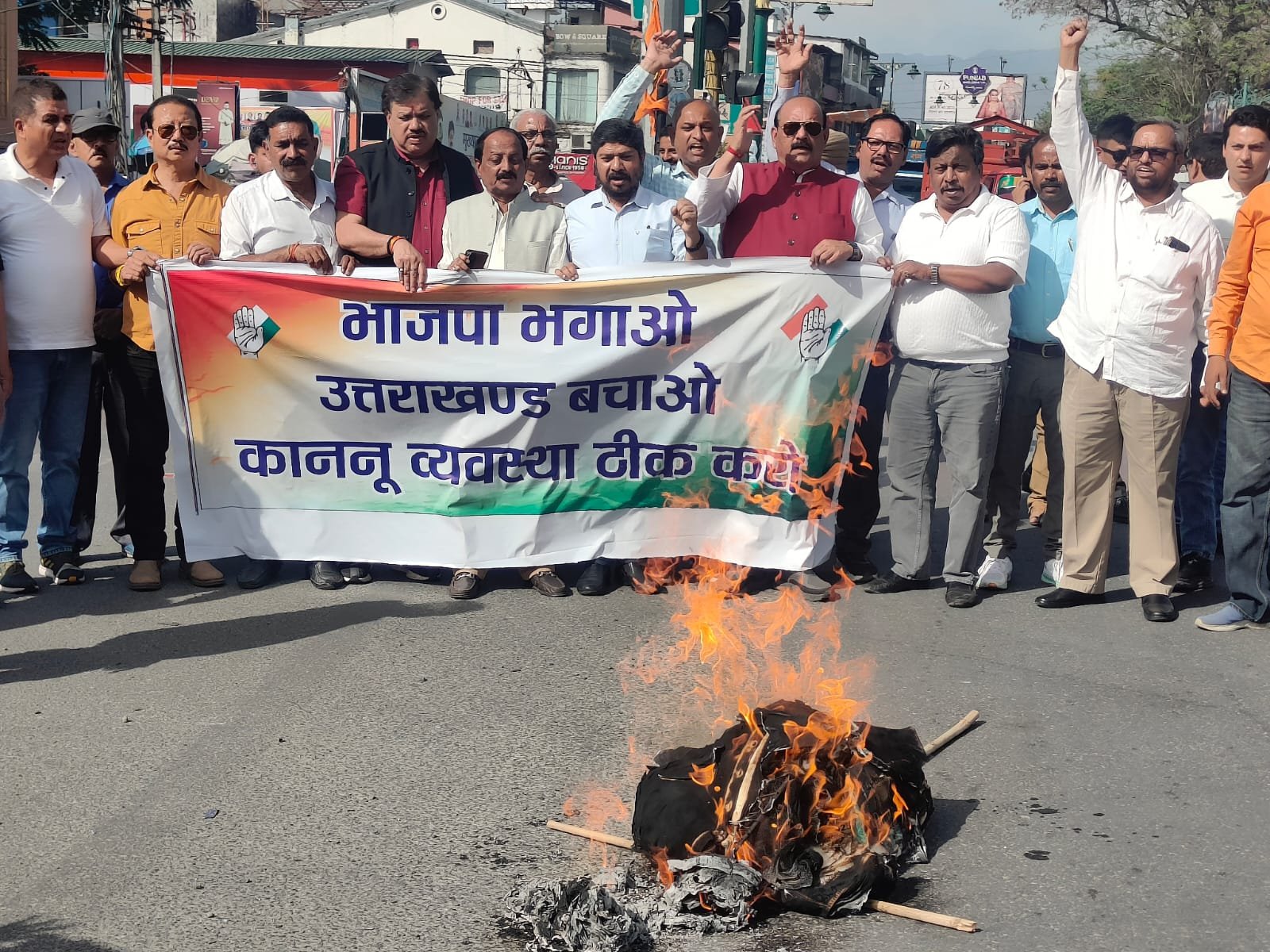 देहरादून में बिगड़ती कानून व्यवस्था को लेकर कांग्रेस का आक्रोश, सरकार और पुलिस का पुतला फूंक कर जताई नाराजगी