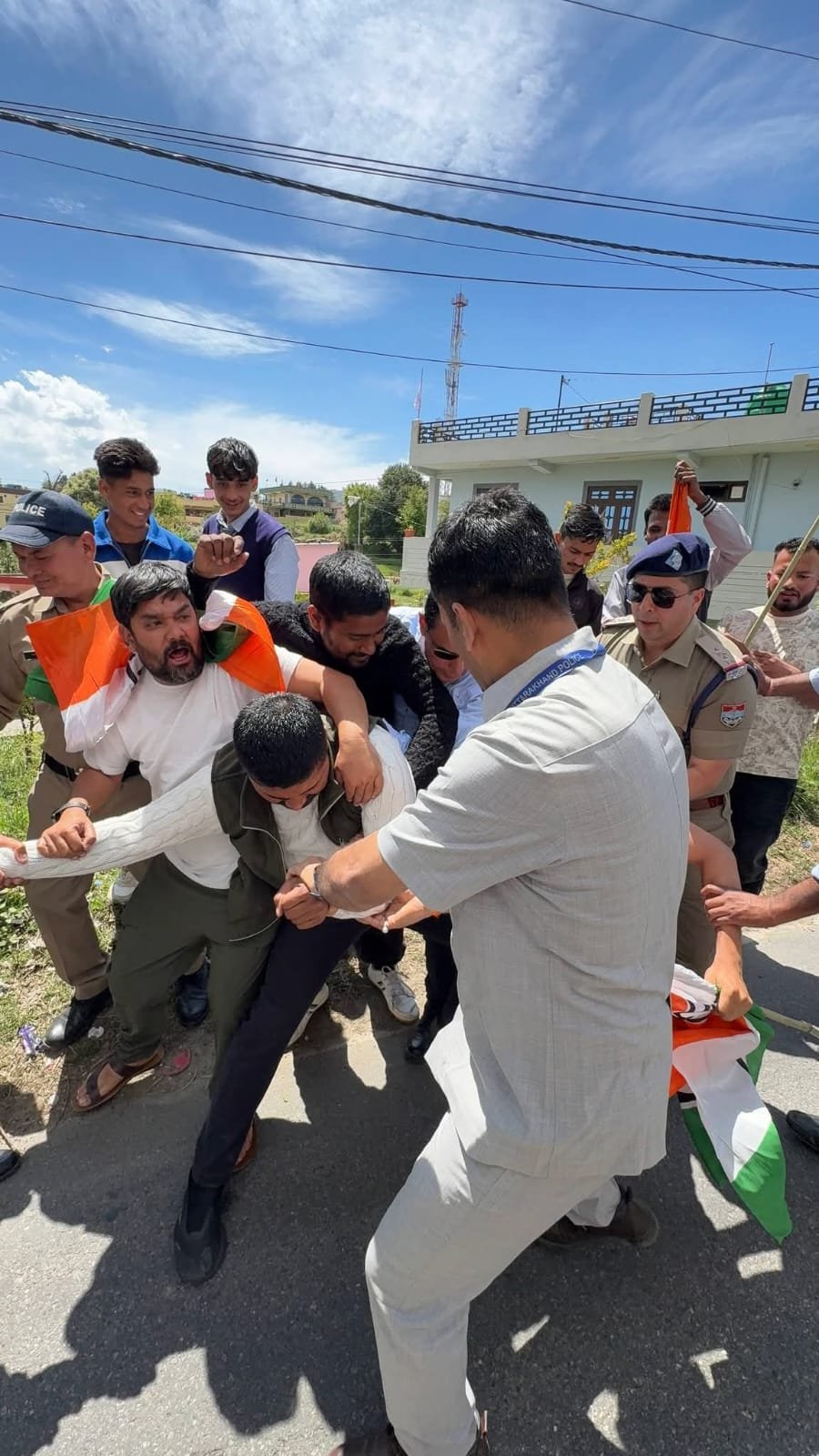 चंपावत में कांग्रेस का प्रदर्शन, सीएम धामी गो बैक के लगाए नारे