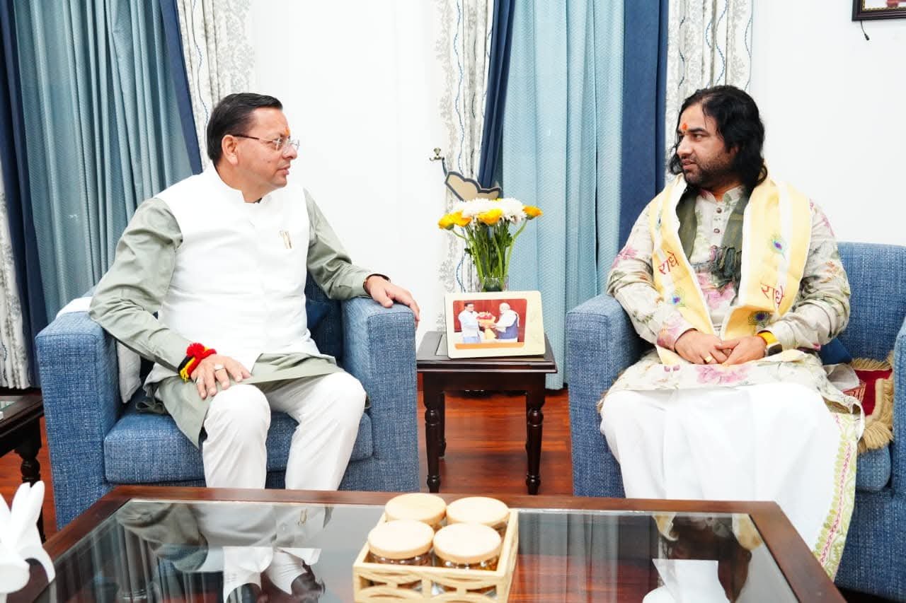 कथावाचक देवकीनंदन ठाकुर ने सीएम धामी से की मुलाकात