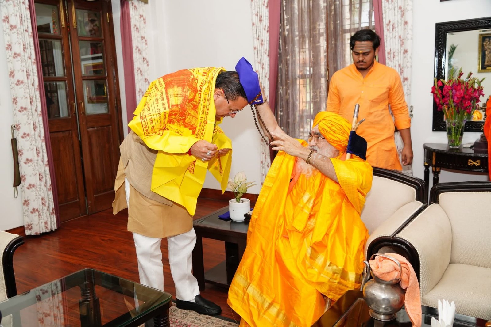 केदारनाथ धाम के रावल की सीएम धामी से मुलाकात