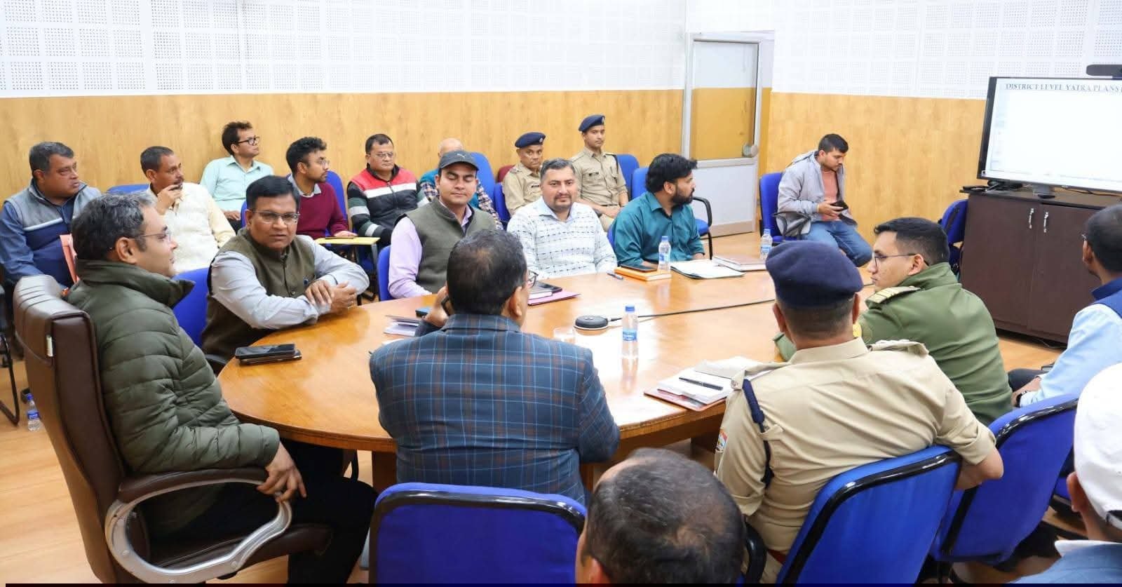 चारधाम यात्रा रूट की तैयारी पर डीएम चमोली ने की समीक्षा बैठक