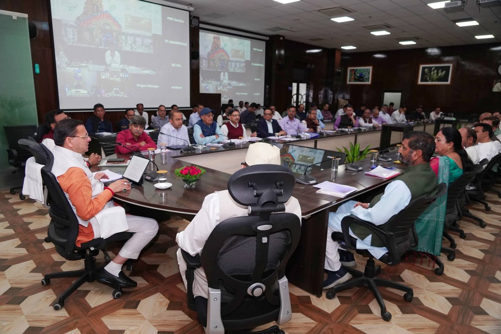 सीएम धामी ने की पांच विधानसभा सीटों में अब तक हुए काम काज की समीक्षा