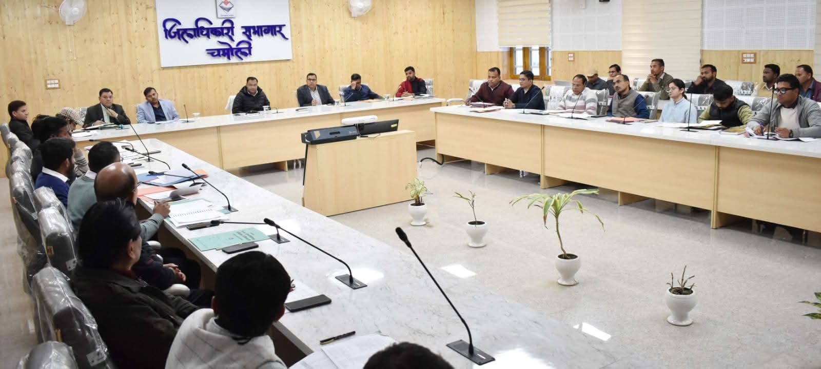 डीएम चमोली ने ली कल्याणकारी योजनाओं की समीक्षा
