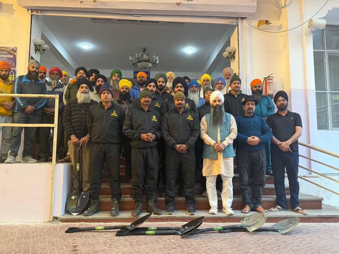 हेमकुंड साहिब यात्रा मार्ग से बर्फ हटाने रवाना हुई स्पेशल टीम