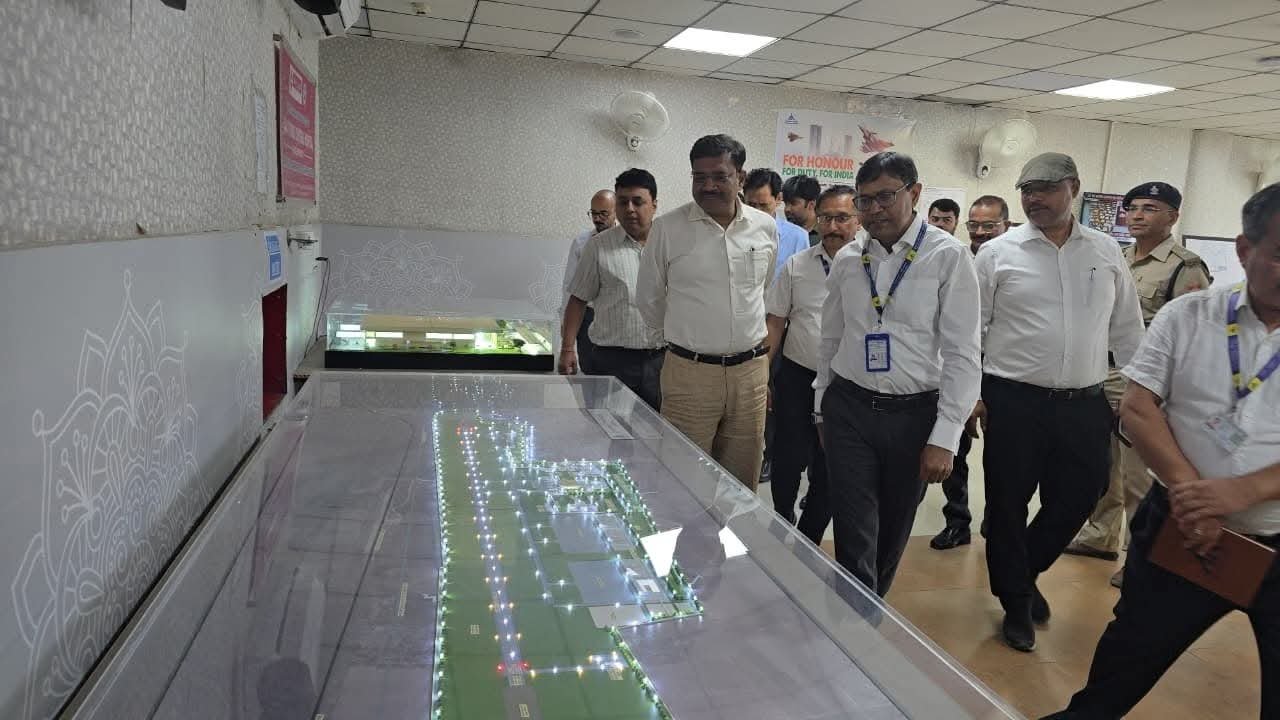 मुख्य सचिव ने किया पंतनगर एयरपोर्ट का दौरा, विस्तारीकरण के कार्यों की समीक्षा की