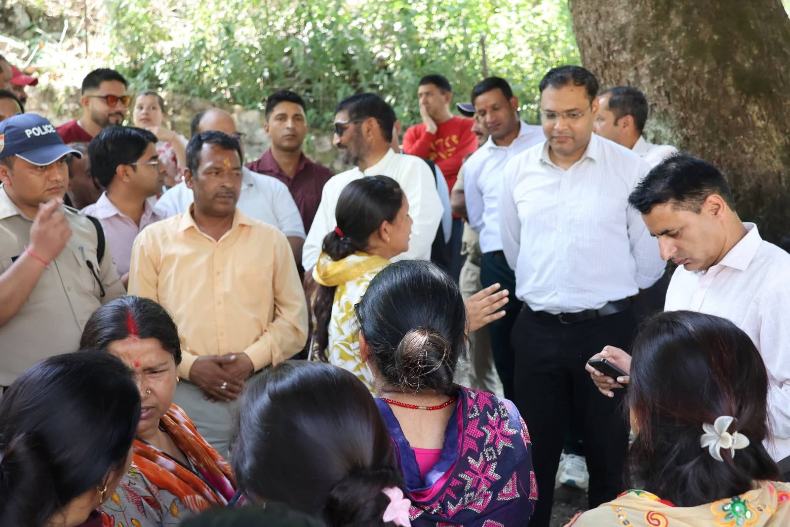 डीएम चमोली ने गौचर में कुछ जगहों पर किया ड्रेनेज का निरीक्षण