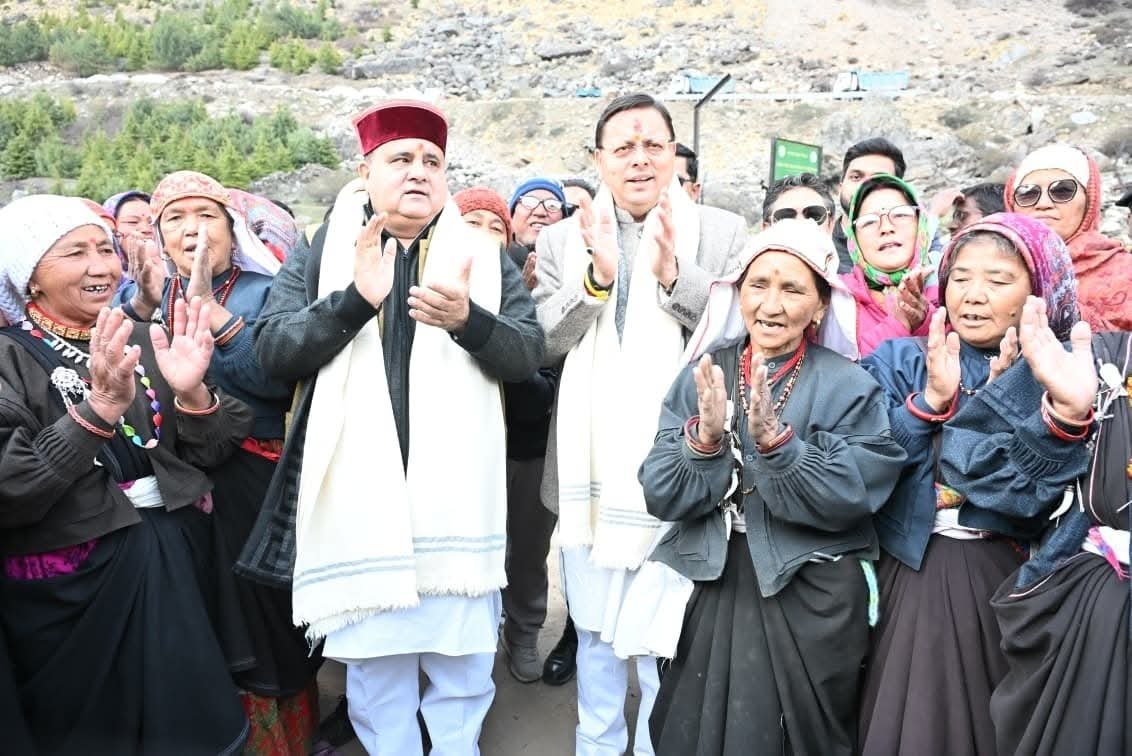 सीएम धामी ने माणा गांव में लोगों से की मुलाकात