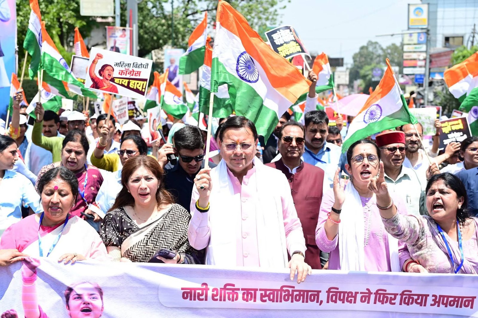 महिला आरक्षण पर सियासी संग्राम, देहरादून में सीएम धामी का पैदल मार्च