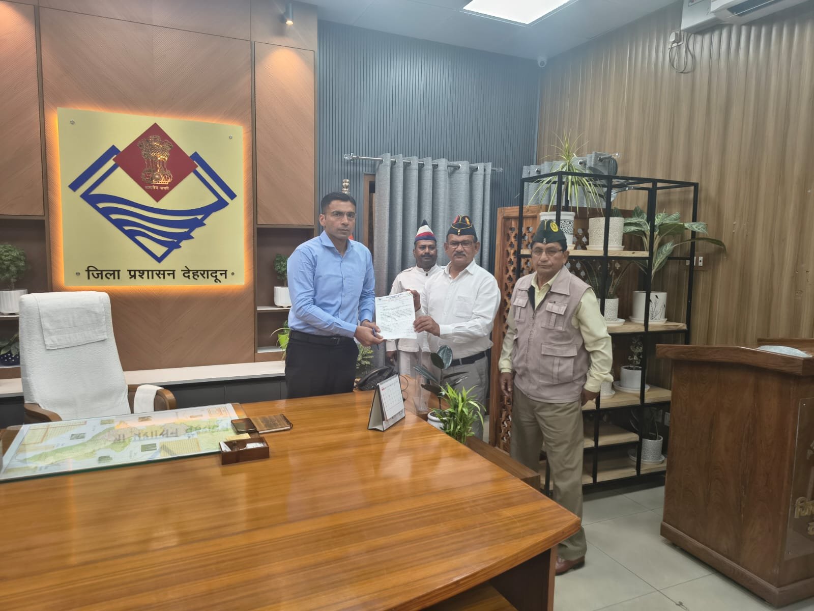 कांग्रेस पूर्व सैनिक विभाग के अध्यक्ष कर्नल राम रतन नेगी ने ब्रिगेडियर मर्डर केस को लेकर डीएम देहरादून से की मुलाकात, उठाए गंभीर सवाल