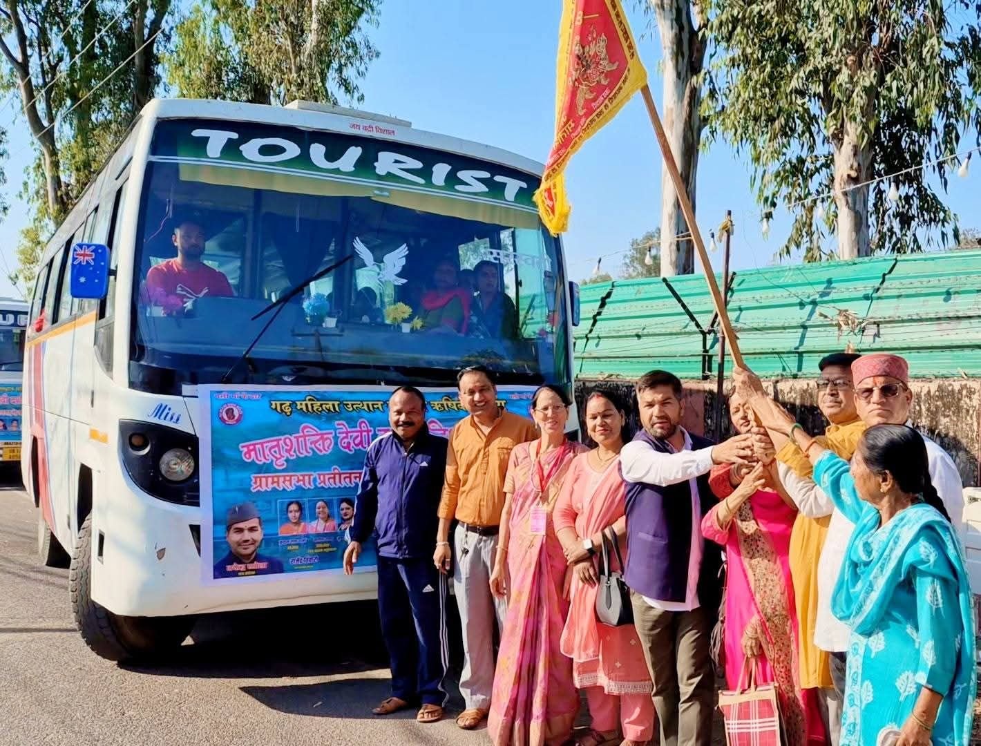 गढ़ महिला उत्थान समिति ने मातृ शक्ति को कराए डांट काली माता मंदिर के दर्शन