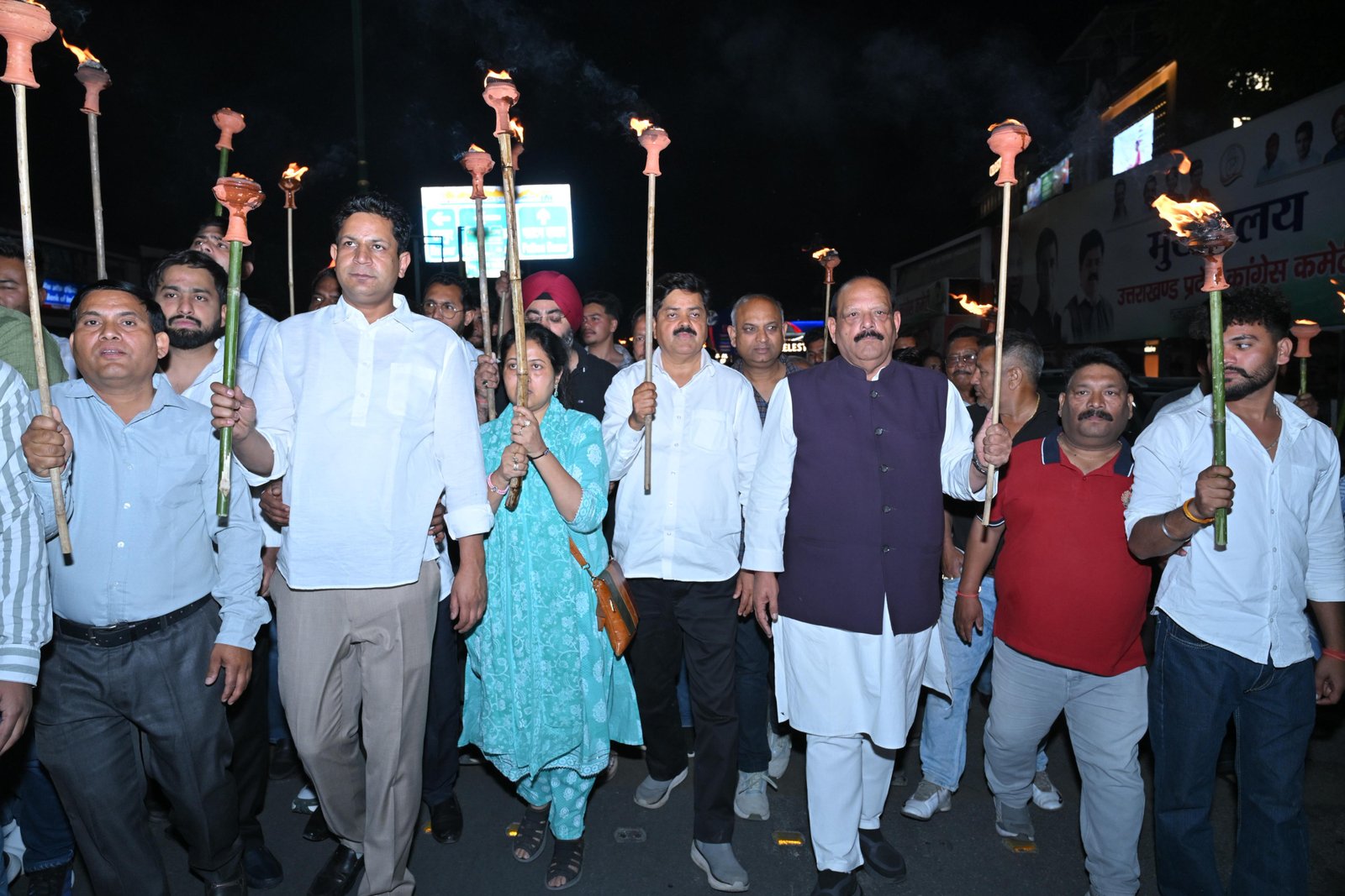 देहरादून में बिगड़ती कानून व्यवस्था को लेकर कांग्रेस का प्रदर्शन, सरकार और पुलिस के खिलाफ आक्रोश