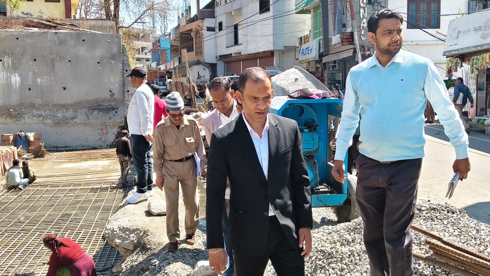 डीएम पिथौरागढ़ ने लिया निर्माणाधीन पार्किंग का जायजा, तय वक्त पर काम करने के आदेश