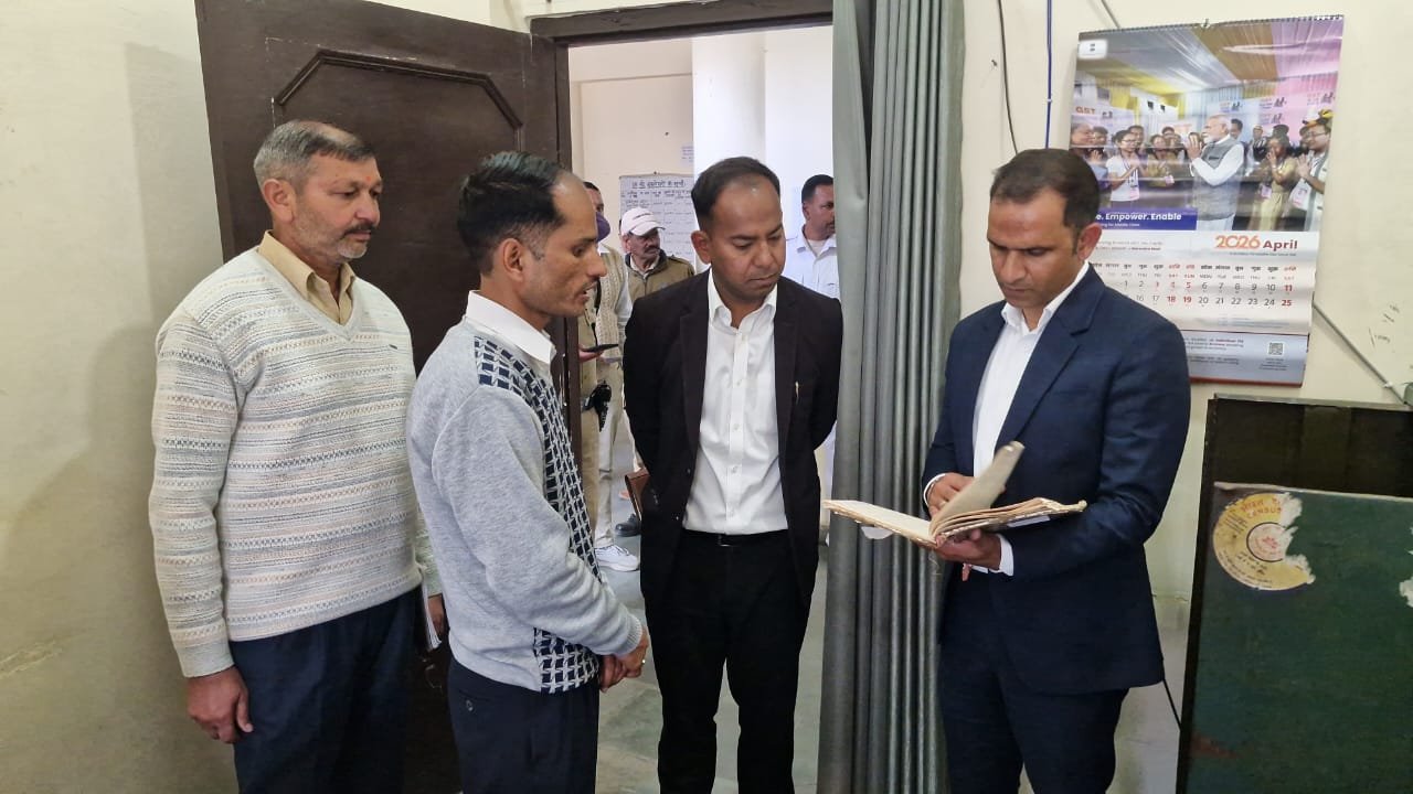 डीएम पिथौरागढ़ का तहसील में औचक निरीक्षण, सफाई और सिस्टम पर ध्यान देने के निर्देश