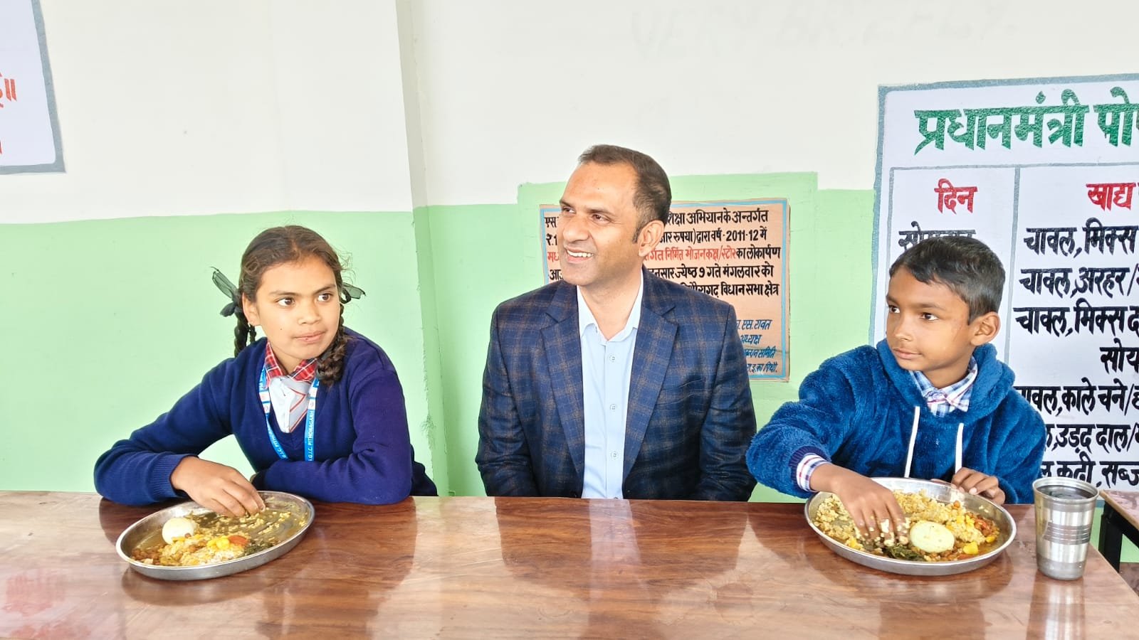 डीएम पिथौरागढ़ ने किया पीएम श्री इंटर कॉलेज देव सिंह का औचक निरीक्षण, बारीकी से परखीं व्यवस्थाएं