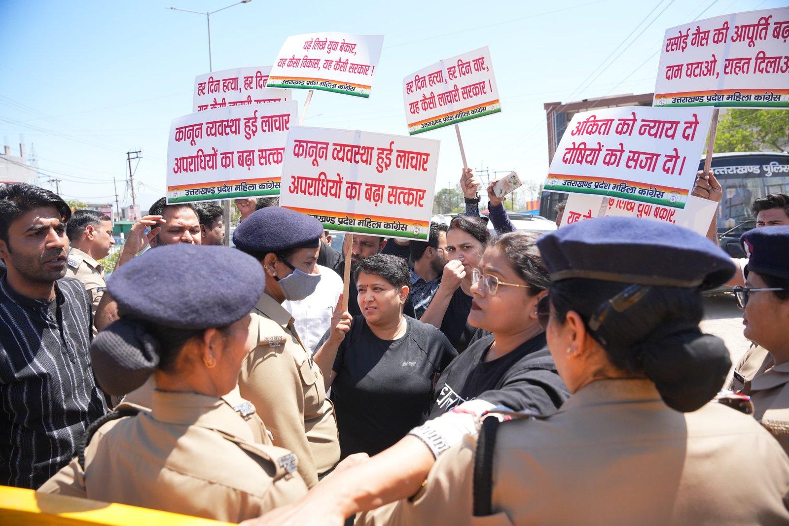 प्रधानमंत्री मोदी का उत्तराखंड दौरा, महिला कांग्रेस का प्रदर्शन, पुलिस ने हिरासत में लिया