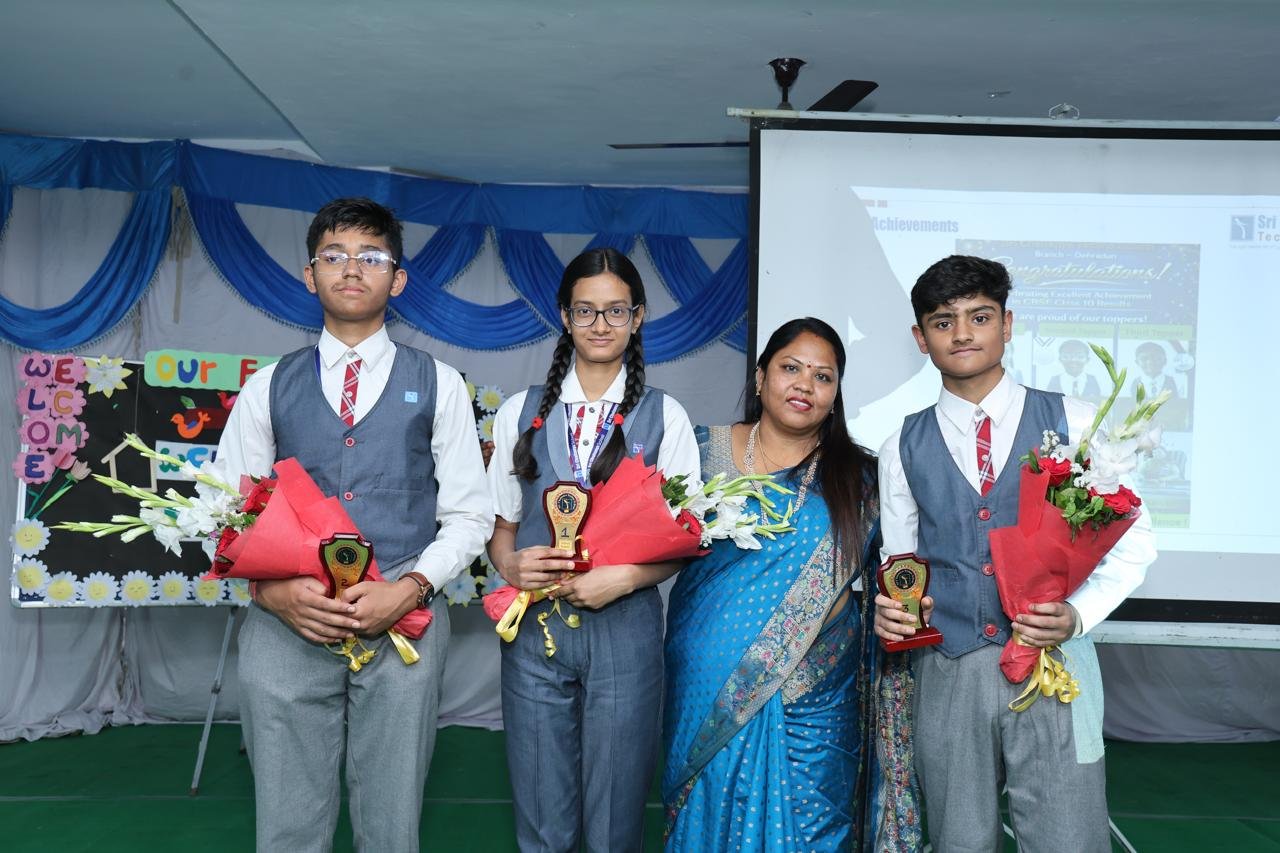 सीबीएसई दसवीं बोर्ड में देहरादून के इस स्कूल के बच्चों का कमाल, मैनेजमेंट ने स्टूडेंट्स और स्टाफ की सराहना की