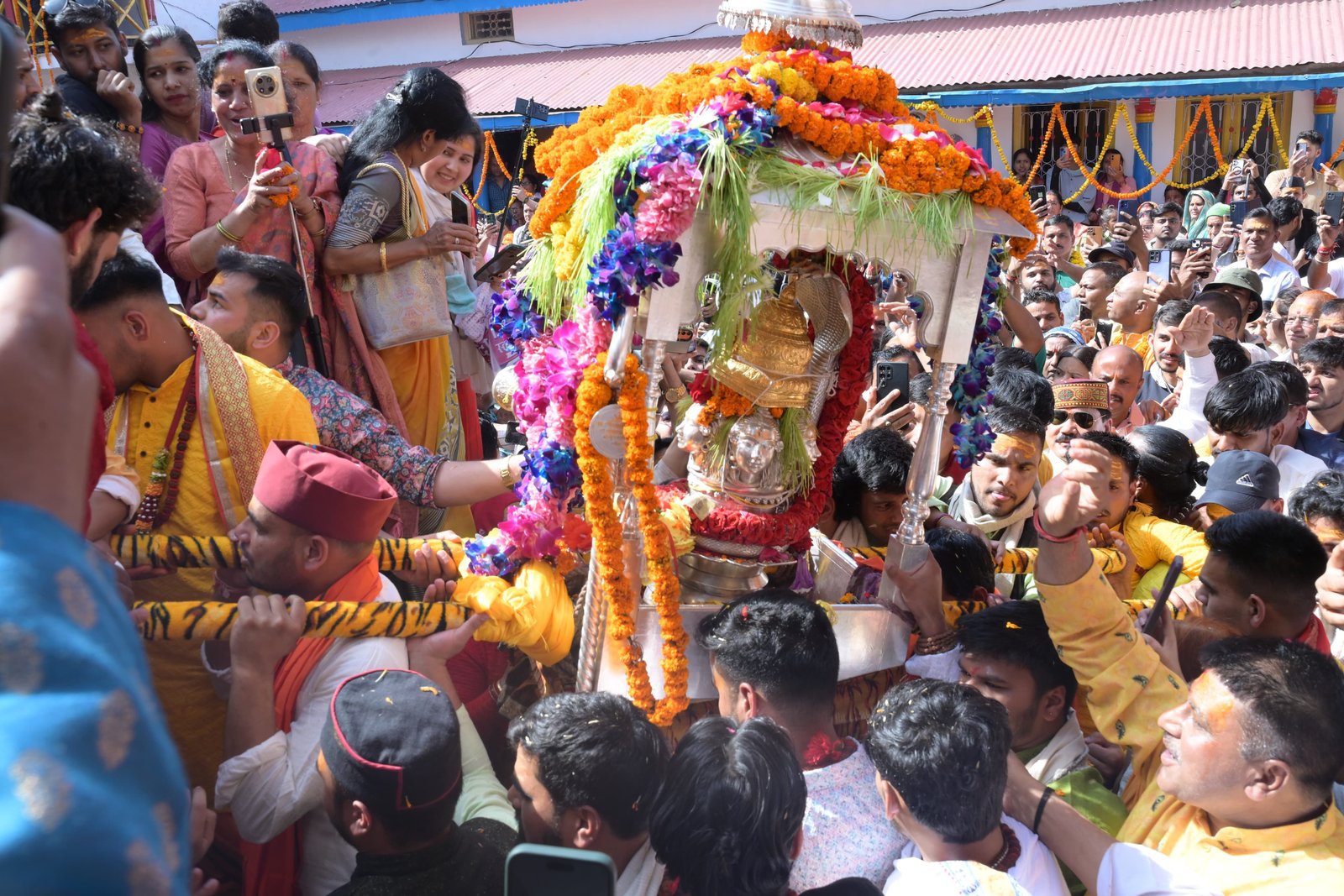 हर हर महादेव की गूंज के साथ केदारनाथ धाम रवाना हुई पंचमुखी डोली