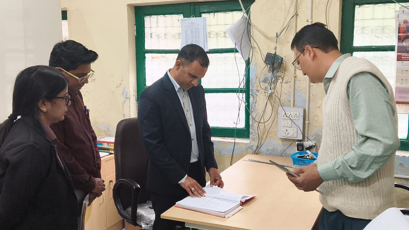 डीएम पिथौरागढ़ ने किया मुनस्यारी तहसील का औचक निरीक्षण