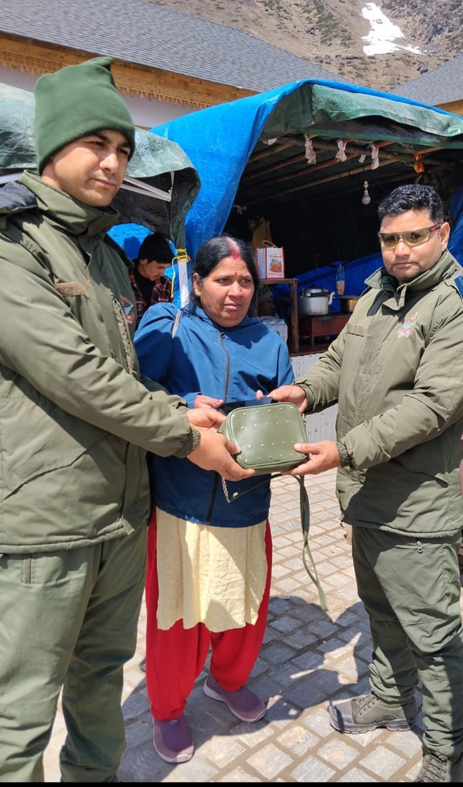 केदारनाथ यात्रा पर आई महिला श्रद्धालु का खोया पर्स और मोबाइल पुलिस ने लौटाया