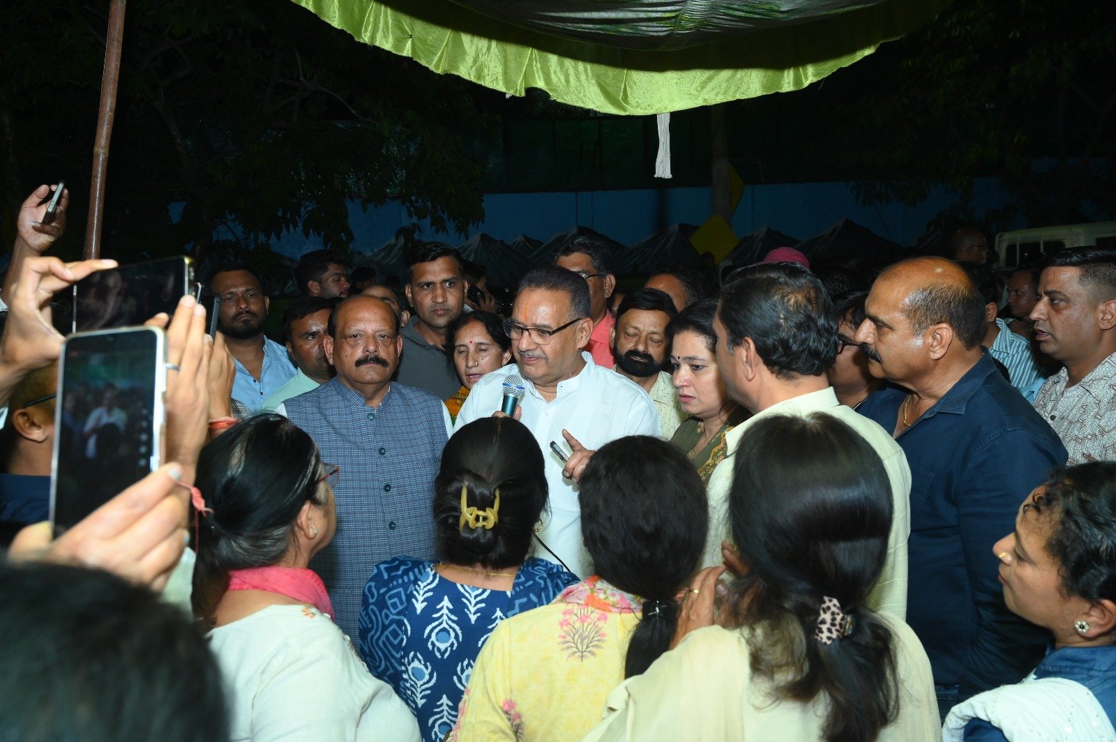 घनी आबादी के बीच शराब का ठेका खोले जाने का विरोध