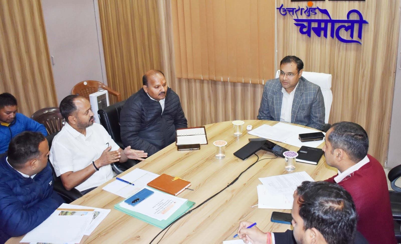चमोली में सड़कों को लेकर डीएम की समीक्षा बैठक
