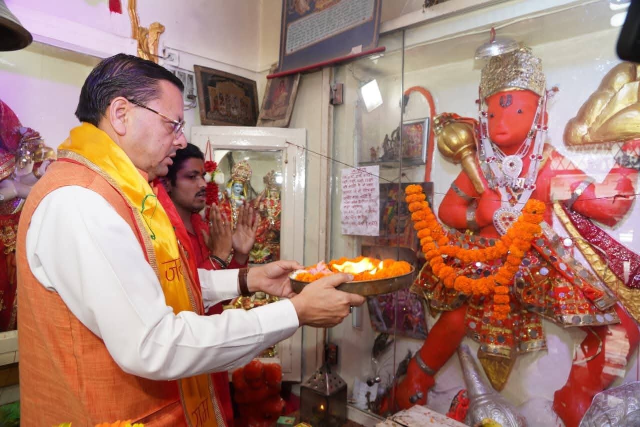 सीएम धामी ने की प्राचीन हनुमान मंदिर में पूजा