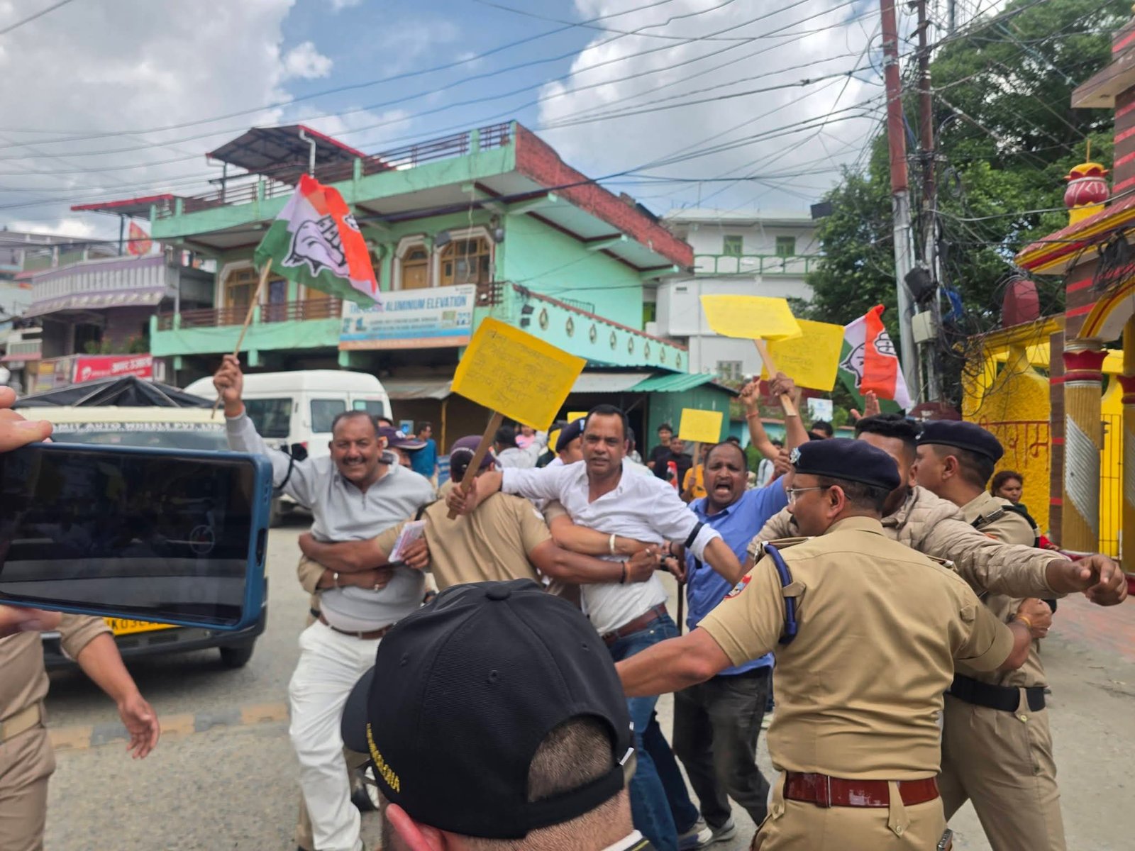 पिथौरागढ़ में कांग्रेस का प्रदर्शन, सीएम धामी के दौरे का किया विरोध