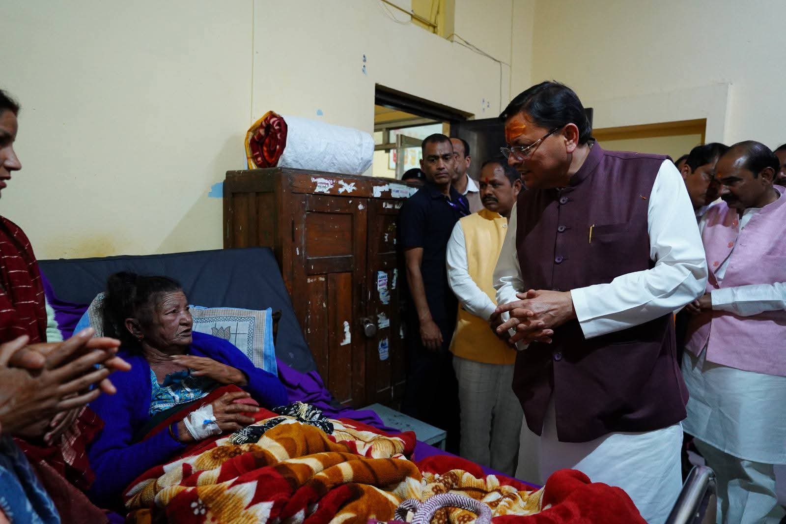 सीएम धामी ने पिथौरागढ़ में जिला अस्पताल का किया निरीक्षण