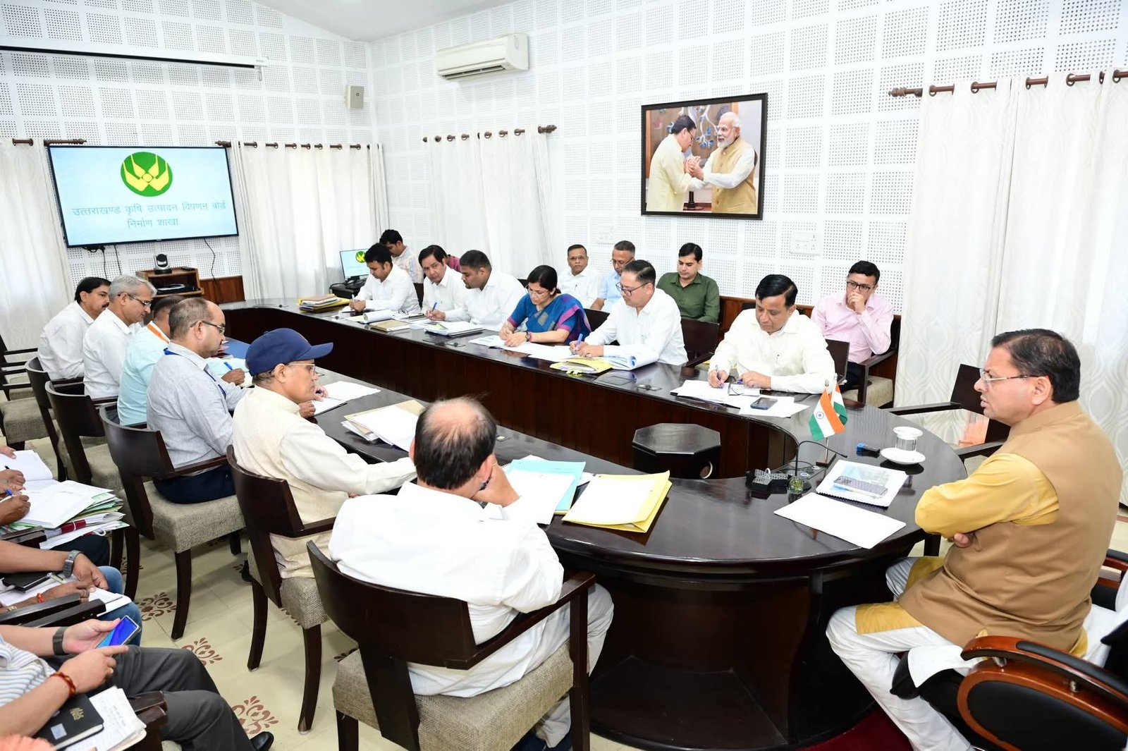 सीएम धामी अहम बैठक में शामिल हुए