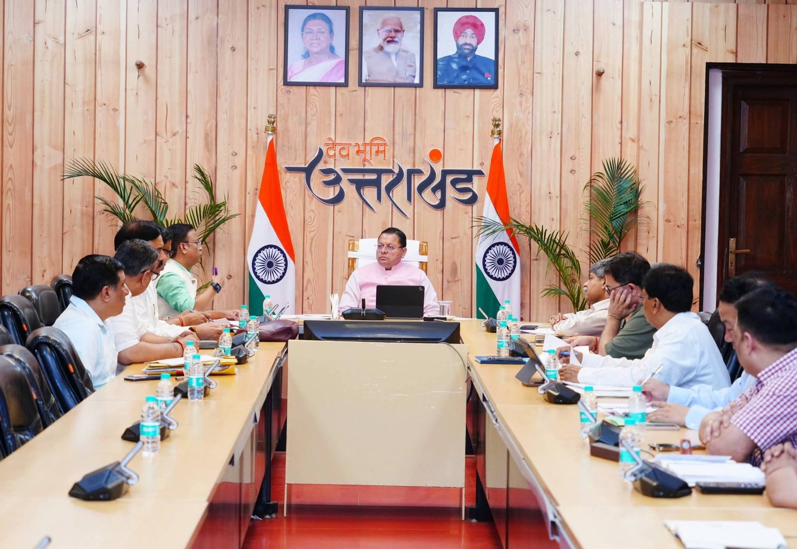सीएम धामी की अहम बैठक, जंगलों की आग, पीने के पानी को लेकर मंथन