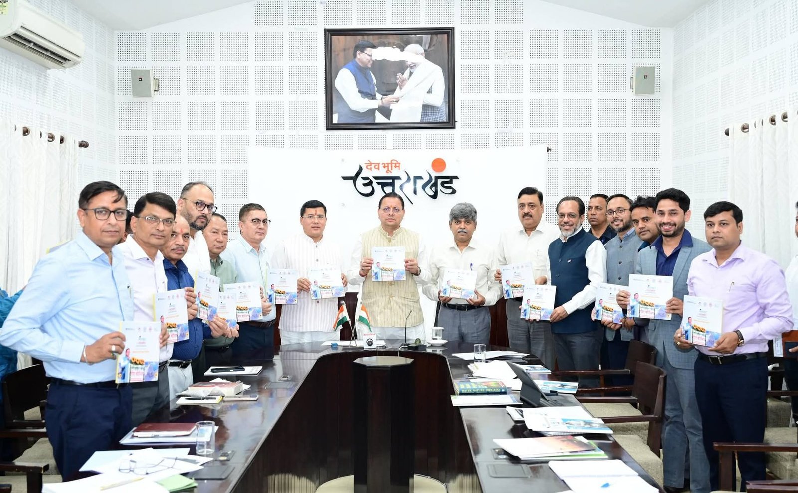 CM धामी ने सौर जागरूकता पुस्तक का किया विमोचन