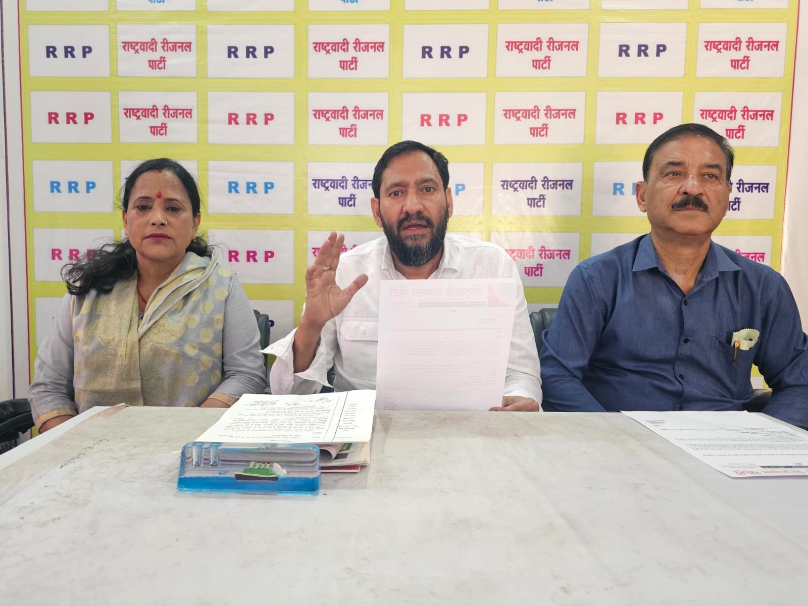 महेंद्र भट्ट को बादाम गिफ्ट कर क्या याद दिलाना चाहता है RRP ?