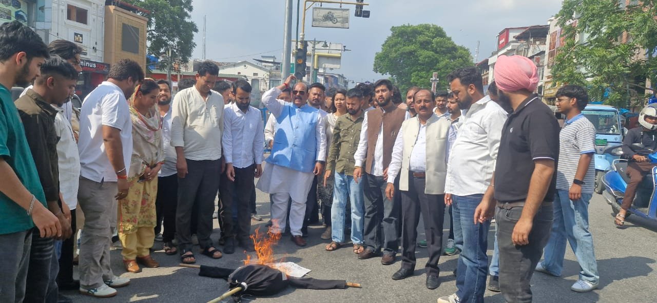 पेट्रोल और डीजल के दाम बढ़े, यूथ कांग्रेस की अगुवाई में देहरादून में सरकार के खिलाफ प्रदर्शन