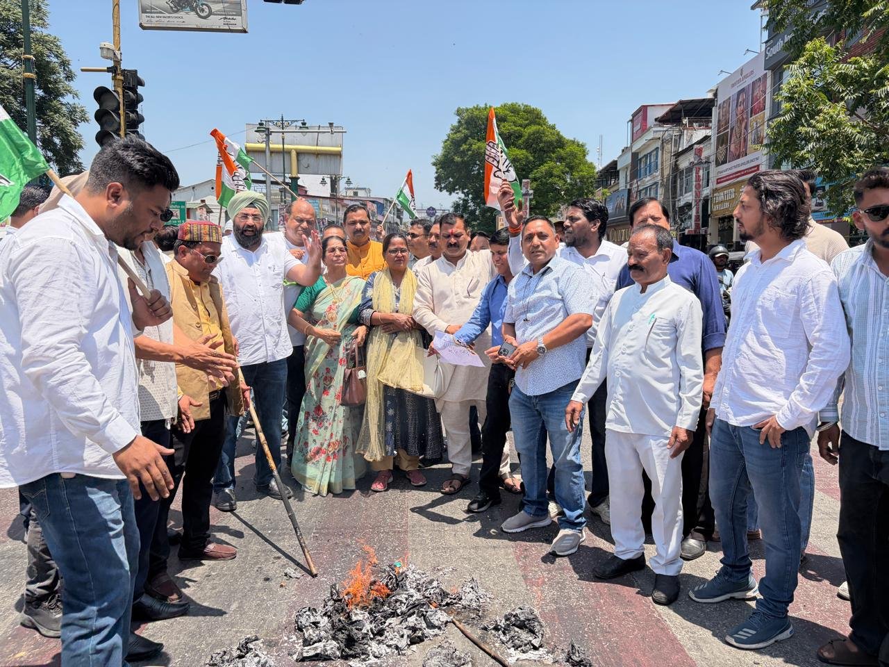 डीजल और की कीमत बढ़ाये जाने का विरोध, देहरादून में कांग्रेस ने फूंका केंद्र सरकार का पुतला